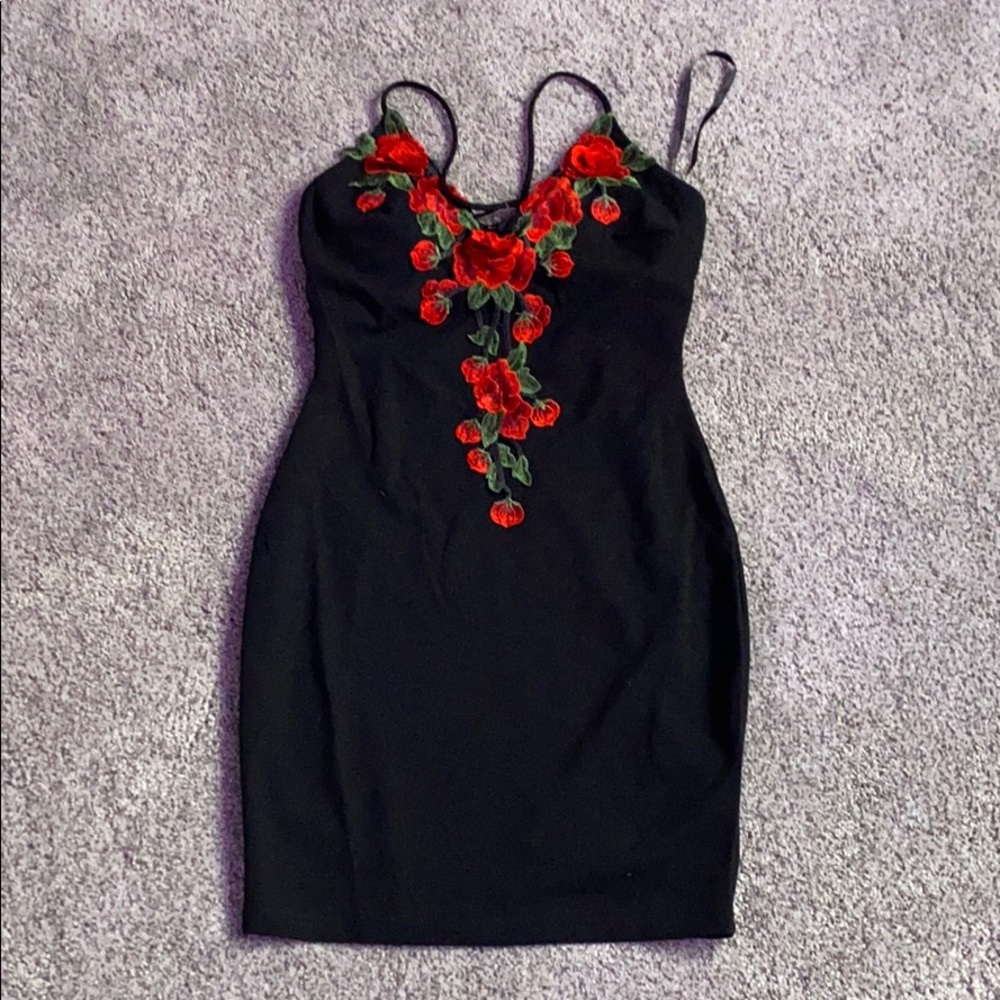 black mini dress w red roses